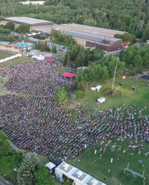 Andrew Schulz Instagram - That’s a lot of people… Edmonton you’re the best, even the people that wanted bike lanes 😂 💪❤️

@shanemgillis you beast, leave the Targaryen alone ✊🏿

CAT COW.