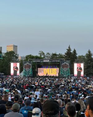 Andrew Schulz Instagram - That’s a lot of people… Edmonton you’re the best, even the people that wanted bike lanes 😂 💪❤️

@shanemgillis you beast, leave the Targaryen alone ✊🏿

CAT COW.