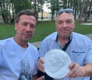 Andrey Merzlikin Instagram - К юбилею Шукшина сделали сувернирный барельеф! 
Владимир Васюта, автор, целый год работал и успел к 95-летию.
Хорошо получилось. 
С днём рождения, Василий Макарович!
.
#шукшин