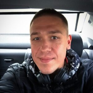 Andrey Minin Instagram - В Казань всегда приятно приезжать, ведь именно здесь, когда-то команда КВН "МаксимуМ" играла последний двойной финал в истории КВН против команды "Четыре Татарина". Финал Первой лиги. Дистанция была из 5 конкурсов: приветствие, разминка, музыкалка, капитанский и домашнее задание. Мы проиграли разминку, немного выиграли капитанский, остальные конкурсы обе команды сыграли на высший бал. В итоге мы уступили. Это была игра, которая навсегда изменила мою жизнь, она показала, что 10 человек из Сибири способны противостоять целой Республике. Все, кто был свидетелем этой игры, никогда не забудут напряжение, которое было в зале около 3-х часов. С тех пор Казань сильно изменилась, но для меня лично, она всегда будет связана с той игрой. #воспоминанияветерана #когдаэтобыло #никомуэтонеинтересно #сольководыутекло #квн #казань #многобуков #дорогаизаэропорта #навеяло #квн55