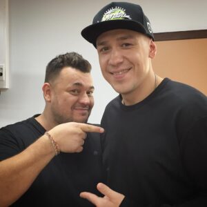 Andrey Minin Instagram - Давно не виделись с @sezhukov, в итоге встретились в студии первого канала, на съёмках программы "Сегодня вечером", посвящённой 20-тилетию легендарной группы Руки Вверх! Очень тёплый и местами неожиданный разговор получился! Спасибо! А вы не пропустите в эту субботу. #здесьвсе #comedyclub #рукивверх #djdюsha #сегоднявечером