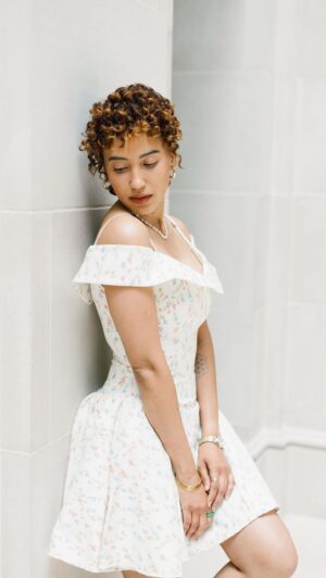 Andy Allo Instagram - Playing out my own @bridgertonnetflix princess love story 🥰 

….and yes I will be getting this dress in every color ☺️

👗 @houseofcb 
📸 @meaganshuptar

#princess #bridgerton #artinstituteofchicago #sayyestothedress #summertime #curlyhair #feminineenergy #inmyfeminineera #softlife #thisislove #hopelessromantic