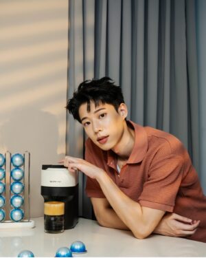 Andy Huang Instagram - 今年夏天，我和 Nespresso 以及 PANTONE，一起展開了色彩繽紛的夏日冰萃時光尋味之旅！Nespresso 攜手 PANTONE，從1970年代地中海的夏日風情中汲取靈感，推出了超有復古潮流感的柑橘橙色咖啡配件，讓每一杯咖啡都充滿儀式感。

回想起上次去日本旅行，飯店臨時被取消，所以我借住在一位在當地學習咖啡的朋友家。一早起來，疲憊不堪且急著出門，他遞給我一杯冰咖啡，說這是他親手沖泡的。喝了一口後，我的心情從焦慮瞬間轉變為愜意。現在，Nespresso Vertuo 系列咖啡機讓我重溫這些美好的回憶，夏天製作冰咖啡時，那熟悉的清涼感和愜意感就會湧上心頭。

感謝 @nespresso.tw 的邀請，陪我在這個悠閒的假期午後，輕鬆萃取今夏限定的「拉杰若冰咖啡」。只要加上冰塊和新鮮牛奶，就能快速做出一杯沁涼滑順的醇香冰拿鐵。它富有清新且細緻的果香和穀物香調，能與新鮮牛奶完美融合，打造口感溫和的冰咖啡體驗。

同時，我也很喜歡濃郁口感的「馥醍冰咖啡」，每一口都能品味到獨特的烘烤香調、穀物香調，讓人一口接一口，層次豐富的風味讓我的夏日居家生活更加有趣，工作之餘可以好好地放鬆享受。

Nespresso Vertuo 系列咖啡機可以隨心選擇 7 種不同的杯量，且操作非常方便。只需放入膠囊，按一下按鈕，不到三分鐘就能享受多達 40 種以上不同風味的咖啡，不論是喜歡濃烈口感、細緻果香或清新花香，都能在 Nespresso 遇見。每次萃取都是一場夏日冰萃咖啡的探索之旅，讓我在家也能享受高品質的咖啡，彷彿回到了日本朋友家般輕恬而自在。

Nespresso 邀請大家在夏日午後 DIY 一杯冰咖啡，讓多種風味的咖啡點亮你的生活儀式，隨心享受。
父親節獻禮限定優惠：
全系列咖啡機 $3,300 起，凡單機加購 50 顆咖啡膠囊立享現折 $300 優惠並享免運服務。更多資訊請參考 Nespresso 官網。

#NespressoTWN #MADEWITHVERTUO #夏日冰萃時光尋味之旅 #拉杰若冰咖啡 #馥醍冰咖啡