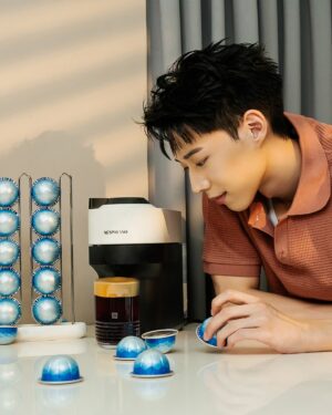 Andy Huang Instagram - 今年夏天，我和 Nespresso 以及 PANTONE，一起展開了色彩繽紛的夏日冰萃時光尋味之旅！Nespresso 攜手 PANTONE，從1970年代地中海的夏日風情中汲取靈感，推出了超有復古潮流感的柑橘橙色咖啡配件，讓每一杯咖啡都充滿儀式感。

回想起上次去日本旅行，飯店臨時被取消，所以我借住在一位在當地學習咖啡的朋友家。一早起來，疲憊不堪且急著出門，他遞給我一杯冰咖啡，說這是他親手沖泡的。喝了一口後，我的心情從焦慮瞬間轉變為愜意。現在，Nespresso Vertuo 系列咖啡機讓我重溫這些美好的回憶，夏天製作冰咖啡時，那熟悉的清涼感和愜意感就會湧上心頭。

感謝 @nespresso.tw 的邀請，陪我在這個悠閒的假期午後，輕鬆萃取今夏限定的「拉杰若冰咖啡」。只要加上冰塊和新鮮牛奶，就能快速做出一杯沁涼滑順的醇香冰拿鐵。它富有清新且細緻的果香和穀物香調，能與新鮮牛奶完美融合，打造口感溫和的冰咖啡體驗。

同時，我也很喜歡濃郁口感的「馥醍冰咖啡」，每一口都能品味到獨特的烘烤香調、穀物香調，讓人一口接一口，層次豐富的風味讓我的夏日居家生活更加有趣，工作之餘可以好好地放鬆享受。

Nespresso Vertuo 系列咖啡機可以隨心選擇 7 種不同的杯量，且操作非常方便。只需放入膠囊，按一下按鈕，不到三分鐘就能享受多達 40 種以上不同風味的咖啡，不論是喜歡濃烈口感、細緻果香或清新花香，都能在 Nespresso 遇見。每次萃取都是一場夏日冰萃咖啡的探索之旅，讓我在家也能享受高品質的咖啡，彷彿回到了日本朋友家般輕恬而自在。

Nespresso 邀請大家在夏日午後 DIY 一杯冰咖啡，讓多種風味的咖啡點亮你的生活儀式，隨心享受。
父親節獻禮限定優惠：
全系列咖啡機 $3,300 起，凡單機加購 50 顆咖啡膠囊立享現折 $300 優惠並享免運服務。更多資訊請參考 Nespresso 官網。

#NespressoTWN #MADEWITHVERTUO #夏日冰萃時光尋味之旅 #拉杰若冰咖啡 #馥醍冰咖啡