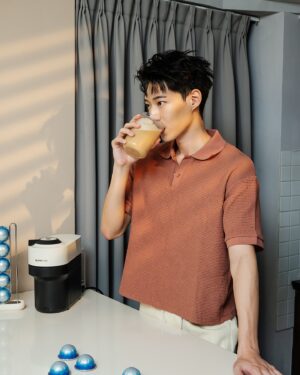 Andy Huang Instagram - 今年夏天，我和 Nespresso 以及 PANTONE，一起展開了色彩繽紛的夏日冰萃時光尋味之旅！Nespresso 攜手 PANTONE，從1970年代地中海的夏日風情中汲取靈感，推出了超有復古潮流感的柑橘橙色咖啡配件，讓每一杯咖啡都充滿儀式感。

回想起上次去日本旅行，飯店臨時被取消，所以我借住在一位在當地學習咖啡的朋友家。一早起來，疲憊不堪且急著出門，他遞給我一杯冰咖啡，說這是他親手沖泡的。喝了一口後，我的心情從焦慮瞬間轉變為愜意。現在，Nespresso Vertuo 系列咖啡機讓我重溫這些美好的回憶，夏天製作冰咖啡時，那熟悉的清涼感和愜意感就會湧上心頭。

感謝 @nespresso.tw 的邀請，陪我在這個悠閒的假期午後，輕鬆萃取今夏限定的「拉杰若冰咖啡」。只要加上冰塊和新鮮牛奶，就能快速做出一杯沁涼滑順的醇香冰拿鐵。它富有清新且細緻的果香和穀物香調，能與新鮮牛奶完美融合，打造口感溫和的冰咖啡體驗。

同時，我也很喜歡濃郁口感的「馥醍冰咖啡」，每一口都能品味到獨特的烘烤香調、穀物香調，讓人一口接一口，層次豐富的風味讓我的夏日居家生活更加有趣，工作之餘可以好好地放鬆享受。

Nespresso Vertuo 系列咖啡機可以隨心選擇 7 種不同的杯量，且操作非常方便。只需放入膠囊，按一下按鈕，不到三分鐘就能享受多達 40 種以上不同風味的咖啡，不論是喜歡濃烈口感、細緻果香或清新花香，都能在 Nespresso 遇見。每次萃取都是一場夏日冰萃咖啡的探索之旅，讓我在家也能享受高品質的咖啡，彷彿回到了日本朋友家般輕恬而自在。

Nespresso 邀請大家在夏日午後 DIY 一杯冰咖啡，讓多種風味的咖啡點亮你的生活儀式，隨心享受。
父親節獻禮限定優惠：
全系列咖啡機 $3,300 起，凡單機加購 50 顆咖啡膠囊立享現折 $300 優惠並享免運服務。更多資訊請參考 Nespresso 官網。

#NespressoTWN #MADEWITHVERTUO #夏日冰萃時光尋味之旅 #拉杰若冰咖啡 #馥醍冰咖啡