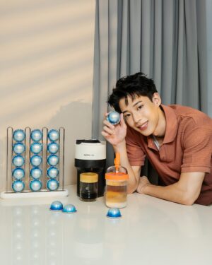 Andy Huang Instagram - 今年夏天，我和 Nespresso 以及 PANTONE，一起展開了色彩繽紛的夏日冰萃時光尋味之旅！Nespresso 攜手 PANTONE，從1970年代地中海的夏日風情中汲取靈感，推出了超有復古潮流感的柑橘橙色咖啡配件，讓每一杯咖啡都充滿儀式感。

回想起上次去日本旅行，飯店臨時被取消，所以我借住在一位在當地學習咖啡的朋友家。一早起來，疲憊不堪且急著出門，他遞給我一杯冰咖啡，說這是他親手沖泡的。喝了一口後，我的心情從焦慮瞬間轉變為愜意。現在，Nespresso Vertuo 系列咖啡機讓我重溫這些美好的回憶，夏天製作冰咖啡時，那熟悉的清涼感和愜意感就會湧上心頭。

感謝 @nespresso.tw 的邀請，陪我在這個悠閒的假期午後，輕鬆萃取今夏限定的「拉杰若冰咖啡」。只要加上冰塊和新鮮牛奶，就能快速做出一杯沁涼滑順的醇香冰拿鐵。它富有清新且細緻的果香和穀物香調，能與新鮮牛奶完美融合，打造口感溫和的冰咖啡體驗。

同時，我也很喜歡濃郁口感的「馥醍冰咖啡」，每一口都能品味到獨特的烘烤香調、穀物香調，讓人一口接一口，層次豐富的風味讓我的夏日居家生活更加有趣，工作之餘可以好好地放鬆享受。

Nespresso Vertuo 系列咖啡機可以隨心選擇 7 種不同的杯量，且操作非常方便。只需放入膠囊，按一下按鈕，不到三分鐘就能享受多達 40 種以上不同風味的咖啡，不論是喜歡濃烈口感、細緻果香或清新花香，都能在 Nespresso 遇見。每次萃取都是一場夏日冰萃咖啡的探索之旅，讓我在家也能享受高品質的咖啡，彷彿回到了日本朋友家般輕恬而自在。

Nespresso 邀請大家在夏日午後 DIY 一杯冰咖啡，讓多種風味的咖啡點亮你的生活儀式，隨心享受。
父親節獻禮限定優惠：
全系列咖啡機 $3,300 起，凡單機加購 50 顆咖啡膠囊立享現折 $300 優惠並享免運服務。更多資訊請參考 Nespresso 官網。

#NespressoTWN #MADEWITHVERTUO #夏日冰萃時光尋味之旅 #拉杰若冰咖啡 #馥醍冰咖啡