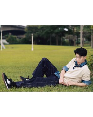 Andy Huang Instagram - 這季節，New Balance RC42 陪我度過每一個炎熱的日子，讓我的夏日步伐，輕盈而自在。無論是休閒日常還是上班通勤，都能一搭即合。

RC42融合了復古與現代，皮革細節搭配麂皮點綴，既顯時尚又不失舒適。它能輕鬆搭配各種穿著，無論是正裝還是休閒褲，都能輕鬆駕馭。

想跟我一起體驗RC42隨性的自在嗎？快到門市試穿，感受它的百搭魅力吧！

#自在型走NB一搭即合 #NBRC42