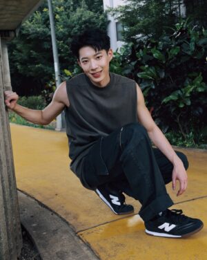 Andy Huang Instagram - 這季節，New Balance RC42 陪我度過每一個炎熱的日子，讓我的夏日步伐，輕盈而自在。無論是休閒日常還是上班通勤，都能一搭即合。

RC42融合了復古與現代，皮革細節搭配麂皮點綴，既顯時尚又不失舒適。它能輕鬆搭配各種穿著，無論是正裝還是休閒褲，都能輕鬆駕馭。

想跟我一起體驗RC42隨性的自在嗎？快到門市試穿，感受它的百搭魅力吧！

#自在型走NB一搭即合 #NBRC42