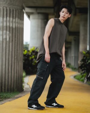 Andy Huang Instagram - 這季節，New Balance RC42 陪我度過每一個炎熱的日子，讓我的夏日步伐，輕盈而自在。無論是休閒日常還是上班通勤，都能一搭即合。

RC42融合了復古與現代，皮革細節搭配麂皮點綴，既顯時尚又不失舒適。它能輕鬆搭配各種穿著，無論是正裝還是休閒褲，都能輕鬆駕馭。

想跟我一起體驗RC42隨性的自在嗎？快到門市試穿，感受它的百搭魅力吧！

#自在型走NB一搭即合 #NBRC42