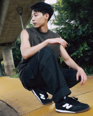 Andy Huang Instagram - 這季節，New Balance RC42 陪我度過每一個炎熱的日子，讓我的夏日步伐，輕盈而自在。無論是休閒日常還是上班通勤，都能一搭即合。

RC42融合了復古與現代，皮革細節搭配麂皮點綴，既顯時尚又不失舒適。它能輕鬆搭配各種穿著，無論是正裝還是休閒褲，都能輕鬆駕馭。

想跟我一起體驗RC42隨性的自在嗎？快到門市試穿，感受它的百搭魅力吧！

#自在型走NB一搭即合 #NBRC42