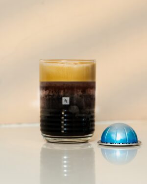 Andy Huang Instagram - 今年夏天，我和 Nespresso 以及 PANTONE，一起展開了色彩繽紛的夏日冰萃時光尋味之旅！Nespresso 攜手 PANTONE，從1970年代地中海的夏日風情中汲取靈感，推出了超有復古潮流感的柑橘橙色咖啡配件，讓每一杯咖啡都充滿儀式感。

回想起上次去日本旅行，飯店臨時被取消，所以我借住在一位在當地學習咖啡的朋友家。一早起來，疲憊不堪且急著出門，他遞給我一杯冰咖啡，說這是他親手沖泡的。喝了一口後，我的心情從焦慮瞬間轉變為愜意。現在，Nespresso Vertuo 系列咖啡機讓我重溫這些美好的回憶，夏天製作冰咖啡時，那熟悉的清涼感和愜意感就會湧上心頭。

感謝 @nespresso.tw 的邀請，陪我在這個悠閒的假期午後，輕鬆萃取今夏限定的「拉杰若冰咖啡」。只要加上冰塊和新鮮牛奶，就能快速做出一杯沁涼滑順的醇香冰拿鐵。它富有清新且細緻的果香和穀物香調，能與新鮮牛奶完美融合，打造口感溫和的冰咖啡體驗。

同時，我也很喜歡濃郁口感的「馥醍冰咖啡」，每一口都能品味到獨特的烘烤香調、穀物香調，讓人一口接一口，層次豐富的風味讓我的夏日居家生活更加有趣，工作之餘可以好好地放鬆享受。

Nespresso Vertuo 系列咖啡機可以隨心選擇 7 種不同的杯量，且操作非常方便。只需放入膠囊，按一下按鈕，不到三分鐘就能享受多達 40 種以上不同風味的咖啡，不論是喜歡濃烈口感、細緻果香或清新花香，都能在 Nespresso 遇見。每次萃取都是一場夏日冰萃咖啡的探索之旅，讓我在家也能享受高品質的咖啡，彷彿回到了日本朋友家般輕恬而自在。

Nespresso 邀請大家在夏日午後 DIY 一杯冰咖啡，讓多種風味的咖啡點亮你的生活儀式，隨心享受。
父親節獻禮限定優惠：
全系列咖啡機 $3,300 起，凡單機加購 50 顆咖啡膠囊立享現折 $300 優惠並享免運服務。更多資訊請參考 Nespresso 官網。

#NespressoTWN #MADEWITHVERTUO #夏日冰萃時光尋味之旅 #拉杰若冰咖啡 #馥醍冰咖啡