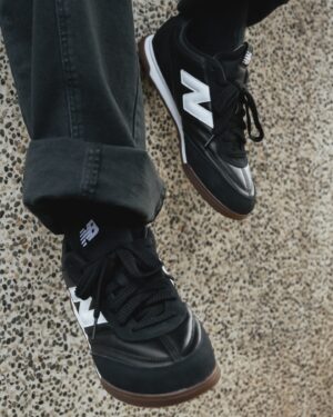 Andy Huang Instagram - 這季節，New Balance RC42 陪我度過每一個炎熱的日子，讓我的夏日步伐，輕盈而自在。無論是休閒日常還是上班通勤，都能一搭即合。

RC42融合了復古與現代，皮革細節搭配麂皮點綴，既顯時尚又不失舒適。它能輕鬆搭配各種穿著，無論是正裝還是休閒褲，都能輕鬆駕馭。

想跟我一起體驗RC42隨性的自在嗎？快到門市試穿，感受它的百搭魅力吧！

#自在型走NB一搭即合 #NBRC42