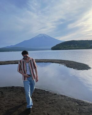 Andy Huang Instagram - 幸運的遇到一隻比我還愛拍照的天鵝 🦢
#山中湖