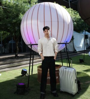 Andy Huang Instagram - 最近參加了Samsonite的Moving Strength 主題公園。

這次新系列EVOA Z使用獨家Aero-Trac Whirl減震懸架輪系統技術，不論在哪種路面上使用行李箱，都有滑順推拉的快感。

EVOA Z的設計理念和實用性給我留下了深刻的印象，也讓我多了一個人生清單，那就是提著用一根手指就能抬起來的黑標Major-Lite，搭乘熱氣球去旅行😍

即日起到6/30（日）每天14：00-20：00
有興趣的朋友，可以來體驗一下，分享你的感受，並於社群打卡，即可獲得品牌限量卡夾一份。

@Samsonite_Taiwan  #SamsoniteTW #MovingStrength #無畏前行
