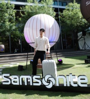 Andy Huang Instagram - 最近參加了Samsonite的Moving Strength 主題公園。

這次新系列EVOA Z使用獨家Aero-Trac Whirl減震懸架輪系統技術，不論在哪種路面上使用行李箱，都有滑順推拉的快感。

EVOA Z的設計理念和實用性給我留下了深刻的印象，也讓我多了一個人生清單，那就是提著用一根手指就能抬起來的黑標Major-Lite，搭乘熱氣球去旅行😍

即日起到6/30（日）每天14：00-20：00
有興趣的朋友，可以來體驗一下，分享你的感受，並於社群打卡，即可獲得品牌限量卡夾一份。

@Samsonite_Taiwan  #SamsoniteTW #MovingStrength #無畏前行