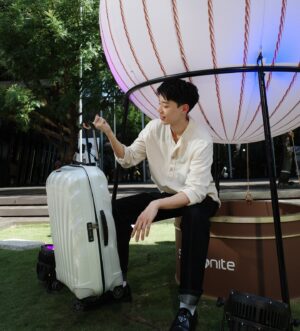 Andy Huang Instagram - 最近參加了Samsonite的Moving Strength 主題公園。

這次新系列EVOA Z使用獨家Aero-Trac Whirl減震懸架輪系統技術，不論在哪種路面上使用行李箱，都有滑順推拉的快感。

EVOA Z的設計理念和實用性給我留下了深刻的印象，也讓我多了一個人生清單，那就是提著用一根手指就能抬起來的黑標Major-Lite，搭乘熱氣球去旅行😍

即日起到6/30（日）每天14：00-20：00
有興趣的朋友，可以來體驗一下，分享你的感受，並於社群打卡，即可獲得品牌限量卡夾一份。

@Samsonite_Taiwan  #SamsoniteTW #MovingStrength #無畏前行