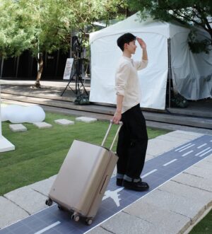 Andy Huang Instagram - 最近參加了Samsonite的Moving Strength 主題公園。

這次新系列EVOA Z使用獨家Aero-Trac Whirl減震懸架輪系統技術，不論在哪種路面上使用行李箱，都有滑順推拉的快感。

EVOA Z的設計理念和實用性給我留下了深刻的印象，也讓我多了一個人生清單，那就是提著用一根手指就能抬起來的黑標Major-Lite，搭乘熱氣球去旅行😍

即日起到6/30（日）每天14：00-20：00
有興趣的朋友，可以來體驗一下，分享你的感受，並於社群打卡，即可獲得品牌限量卡夾一份。

@Samsonite_Taiwan  #SamsoniteTW #MovingStrength #無畏前行