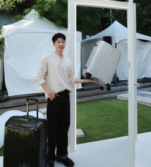 Andy Huang Instagram - 最近參加了Samsonite的Moving Strength 主題公園。

這次新系列EVOA Z使用獨家Aero-Trac Whirl減震懸架輪系統技術，不論在哪種路面上使用行李箱，都有滑順推拉的快感。

EVOA Z的設計理念和實用性給我留下了深刻的印象，也讓我多了一個人生清單，那就是提著用一根手指就能抬起來的黑標Major-Lite，搭乘熱氣球去旅行😍

即日起到6/30（日）每天14：00-20：00
有興趣的朋友，可以來體驗一下，分享你的感受，並於社群打卡，即可獲得品牌限量卡夾一份。

@Samsonite_Taiwan  #SamsoniteTW #MovingStrength #無畏前行
