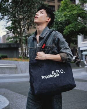 Andy Huang Instagram - 很開心最近有機會體驗了A.P.C.與Topologie的聯名包袋、繩索帶及手機配件。A.P.C.的設計一向以法式簡約著稱，而Topologie則從攀岩運動中汲取靈感，將實用性與創新設計完美融合，非常符合我的個人風格。

這次聯名系列以極具標誌性的深藍丹寧布料作為主軸，將兩個品牌的精髓合二為一，不僅增強了日常裝束的功能性，同時也不失時尚感。每次外出，無論是工作還是私人時間，我都能感受到它們帶來的舒適與自在。

對我而言，這種設計不僅僅是時尚的選擇，更是一種生活的態度。希望大家也能感受到這份來自日常生活中的小確幸。

@topologie.official 
@apc_paris 

Hair: @henrytc0216 
Makeup: @kaiyu_art 

#apc #topologie