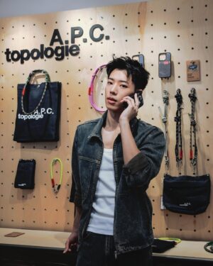 Andy Huang Instagram - 很開心最近有機會體驗了A.P.C.與Topologie的聯名包袋、繩索帶及手機配件。A.P.C.的設計一向以法式簡約著稱，而Topologie則從攀岩運動中汲取靈感，將實用性與創新設計完美融合，非常符合我的個人風格。

這次聯名系列以極具標誌性的深藍丹寧布料作為主軸，將兩個品牌的精髓合二為一，不僅增強了日常裝束的功能性，同時也不失時尚感。每次外出，無論是工作還是私人時間，我都能感受到它們帶來的舒適與自在。

對我而言，這種設計不僅僅是時尚的選擇，更是一種生活的態度。希望大家也能感受到這份來自日常生活中的小確幸。

@topologie.official 
@apc_paris 

Hair: @henrytc0216 
Makeup: @kaiyu_art 

#apc #topologie