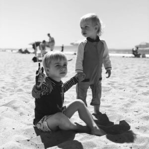 Andy Puddicombe Instagram - Kite flying is more fun with a friend! Harley and Leo...hanging out and holding on 🏖 Happy Fathers Day! 🧡