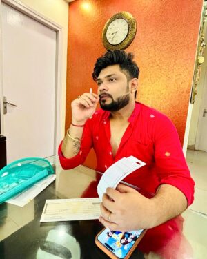 Aneek Dhar Instagram - সব সময় “Cheque” নিয়ে না ভেবে, মাঝে মাঝে “Reality Check” নিয়ে ভাবাটাও জরুরি, সই করতে গিয়ে মনে হলো।😜😅