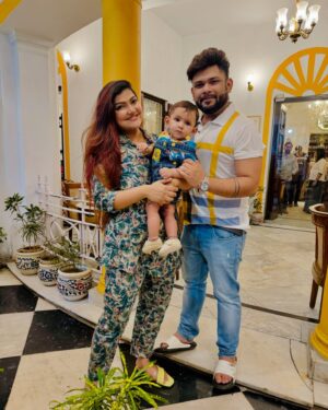 Aneek Dhar Instagram - Family dinner after a long time ♥️🧿 @bunaphilekolkata ! 
@debaleenadhar @worldofaadya @sonika90dey