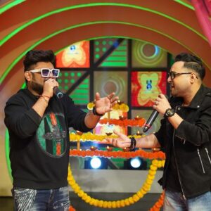Aneek Dhar Instagram - আজ থাকছি @zeebanglaofficial #Didino1 এ special জেলার সেরা Grand Finale episode এ । দেখতে ভুলবেন না , ঠিক রাত 8:30 pm
•
#emonchatterjee #didino1 #aneekdhar #rachanabanerjee #insta #instagram #instapost #grandfinale #specialepisode #indianidol #saregamapa