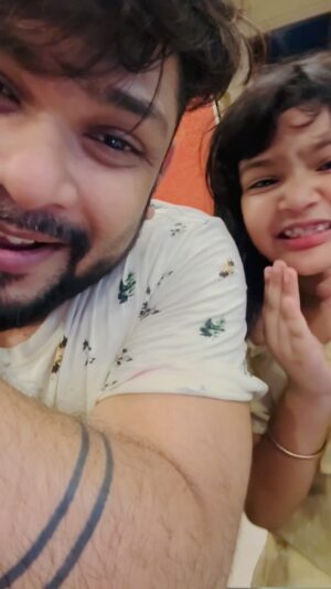 Aneek Dhar Instagram - Musical fun with Aadya ❤️ | আদ্যা-র সাথে মজা করতে খুব ভালো লাগে তবে আজ একটু serious মজা করলাম musical মজা করলাম। আপনাদের ভালো লাগবে দেখুন 😜❤️🤣🙏😇 @worldofaadya #AneekDhar #Classical #Western #Music #Fun