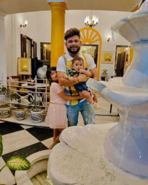 Aneek Dhar Instagram - Family dinner after a long time ♥️🧿 @bunaphilekolkata ! 
@debaleenadhar @worldofaadya @sonika90dey