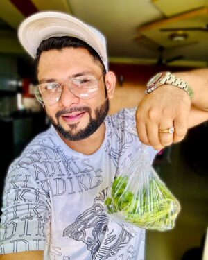 Aneek Dhar Instagram - সংসার জীবনে কাজ সেরে বাড়ি ফেরার পথে, মনে করে ১০/২০ টাকার কাঁচা লঙ্কা, ধনে পাতা না নিয়ে এলে, আর মজা কিসের ?? 😜😅😂
