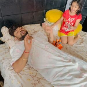 Aneek Dhar Instagram - সারা সপ্তাহ ধরে চারিদিকে শুধু বিয়ে বিয়ে, এর মধ্যেই চলে এলো সোশাল মিডিয়ার নতুন রোগ “আম্বানি ওয়েডিং-ও-ফোবিয়া” আর তার শিকার হলাম আমি। বাড়িতে হুলুস্হুল কান্ড। দেখুন কি হলো 🤪😜😅😂🤣

#AneekDhar #ComedyStories #Fun #Comedy #Family #Ambani #Wedding #Ambaniwedding #Aftereffects #SocialMedia