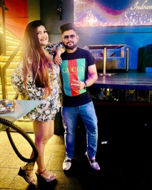 Aneek Dhar Instagram - Living the nite with my favourite people 🔥🥂❤️ Much much love to @indrani_dutt & @supratim_akaash_paul for having us tonite. Great fun we had 🙌