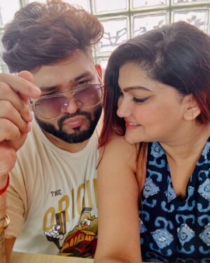 Aneek Dhar Instagram - এক বাচ্চা ঘুমিয়ে আছে, আরেকটিজন স্কুলে…
এই ফাঁকেও না বেরোলে, সবই যাবো ভুলে 😜😅🫰❤️🧿