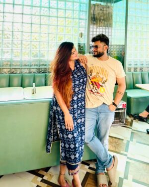 Aneek Dhar Instagram - এক বাচ্চা ঘুমিয়ে আছে, আরেকটিজন স্কুলে…
এই ফাঁকেও না বেরোলে, সবই যাবো ভুলে 😜😅🫰❤️🧿