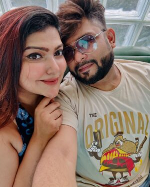 Aneek Dhar Instagram - এক বাচ্চা ঘুমিয়ে আছে, আরেকটিজন স্কুলে…
এই ফাঁকেও না বেরোলে, সবই যাবো ভুলে 😜😅🫰❤️🧿