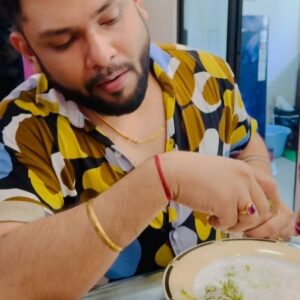 Aneek Dhar Instagram - আজকাল বেশির ভাগ সময় আমরা বাইরে থেকে খাবার এনে খাই। কখনো স্টুডিওতে কখনও বাড়িতে, হরদম অর্ডার এসেই চলেছে। তাই বাড়ির রান্না পেলে মনটা খুশি হয়ে যায়। বিশেষ করে আমার শাশুড়ি মা-র হাতের রান্না আমার খুব প্রিয়। আর তার চেয়েও বড় কথা হলো, এই গরমের মধ্যে এতো কিছু রান্না করা। সত্যি এই ভালোবাসার কোন জবাব নেই।আমাদের প্রজন্মের বোঝা উচিৎ যে আমরা আমাদের পরের প্রজন্মকে এইরকম ভালোবাসা দিতে পারবো কি না ? শুধু এক গাদা টাকা থাকলেই হলো না, মানসিকতাটাও থাকা উচিৎ।যাই হোক, আশাকরি রোববারের খাওয়া আপনাদেরও ভালো হয়েছে। ভিডিওটি ভালো লাগলে, লাইক করবেন, দোয়া করবেন। 😇❤️🙏
