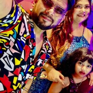 Aneek Dhar Instagram - সেই #BiggBoss থেকে কনিনীকা আর আমি একটা দারুন বন্ধুত্বের সম্পর্ক ভাগ করেছি। আজ ওর কন্যা অন্তঃকর্ণার পঞ্চম জন্মদিনে আমি আমার স্ত্রী দেবলীনা ও কন্যাকে নিয়ে হাজির ছিলাম, পুরোনো কিছু স্মৃতিচারনায় ও বর্তমানের কিছু সুন্দর মুহুর্তের আনন্দ নিতে।২০১৩ থেকে ২০২৪, প্রায় ১১ বছর, কত কিছু বদলে গেছে শুধু মানুষ গুলো আর মন গুলো এক রয়ে গেছে। জীবনের এই হলো আসল মজা। ছোট্ট কিয়াকে ঈশ্বর অনেক আশীর্বাদ করুক এটাই প্রার্থনা।মাঝখান থেকে সব চেয়ে লাভবান একজনই, আমার আদ্যা লক্ষ্মী😜😅🤣 দেখুন ভিডিওটি ❤️😇🙏

#AneekDhar #KonineecaBanerjee #Birthday #Baby #Fifth @koneenica_banerjee @debaleenadhar @worldofaadya