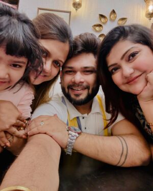Aneek Dhar Instagram - Family dinner after a long time ♥️🧿 @bunaphilekolkata ! 
@debaleenadhar @worldofaadya @sonika90dey