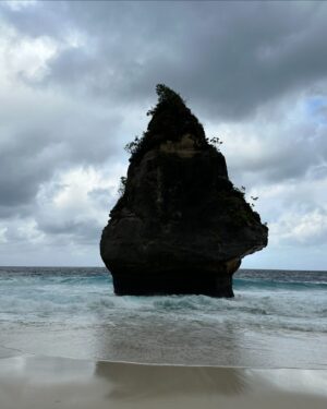 Anet Antošová Instagram - ALONE at the SUWEHAN beach 🌊 of Nusa Penida