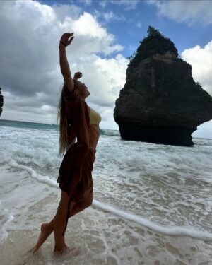 Anet Antošová Instagram - ALONE at the SUWEHAN beach 🌊 of Nusa Penida