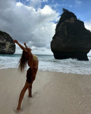 Anet Antošová Instagram - ALONE at the SUWEHAN beach 🌊 of Nusa Penida