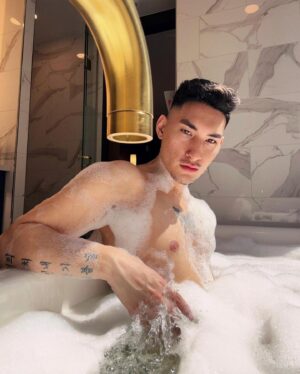 Anetra Instagram - hey, sorry I was in the tub 🫧