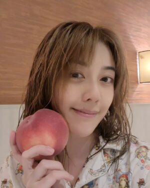 Angel Han Instagram - 帶著最愛的水蜜桃味道入眠😊明天要工作，晚安😘