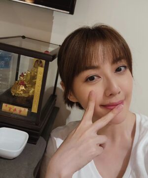 Angel Han Instagram - 離家工作那麼久，最最重要，最最需要帶的是什麼？🧐
是我的金雞啊～😊
我可是要每天換水換米的😆