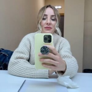 Ángela Cremonte Instagram - Telemadrear es lo primero que hago después de la función. Lo segundo, comer. 
¡Gracias, Oviedo!🎭 

‘La ilusión conyugal’, una comedia de Eric Assous, sigue de gira. En noviembre, Madrid. 

🔴 Fechas y plazas en @ahortelanoweb