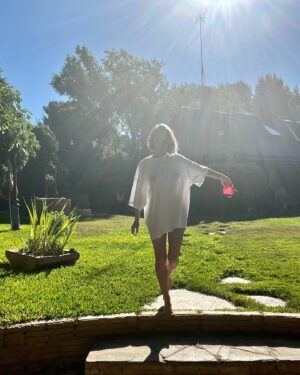Ángela Cremonte Instagram - Camiseta blanca, verano, cachorras. The simpler, the happier