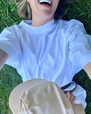 Ángela Cremonte Instagram - Camiseta blanca, verano, cachorras. The simpler, the happier