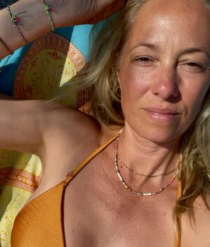 Angela Finger-Erben Instagram - 1. Ungeschminkt und 2. mit Sonnen gebleichten Haaren habe ich 3. den schönsten Ausblick auf den 4. Gardasee mit einem 5. leckeren Getränk in der Hand! Drei Wochen Familie, jeden Tag Pasta, Erfrischung im See - das ist schee 💚🤍❤️ #vacation #holiday #family #lagodigarda #italy #pasta #prost Bikini und Sonnenbrille von @brunottiwomen #unbezahltewerbung