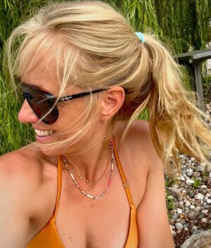 Angela Finger-Erben Instagram - 1. Ungeschminkt und 2. mit Sonnen gebleichten Haaren habe ich 3. den schönsten Ausblick auf den 4. Gardasee mit einem 5. leckeren Getränk in der Hand! Drei Wochen Familie, jeden Tag Pasta, Erfrischung im See - das ist schee 💚🤍❤️ #vacation #holiday #family #lagodigarda #italy #pasta #prost Bikini und Sonnenbrille von @brunottiwomen #unbezahltewerbung